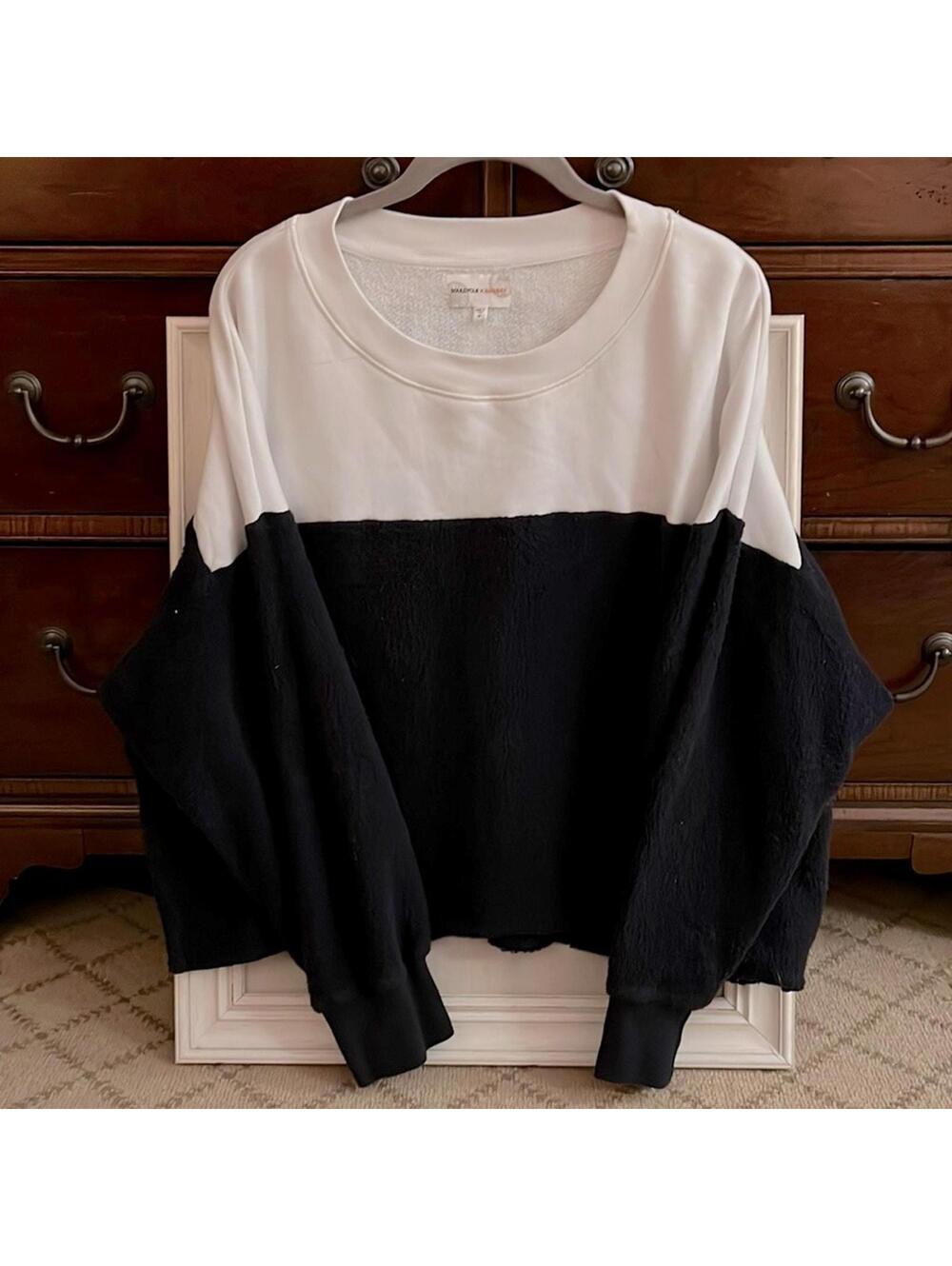 Sundry sweatshirt collar w Soul Cycle navy and white M